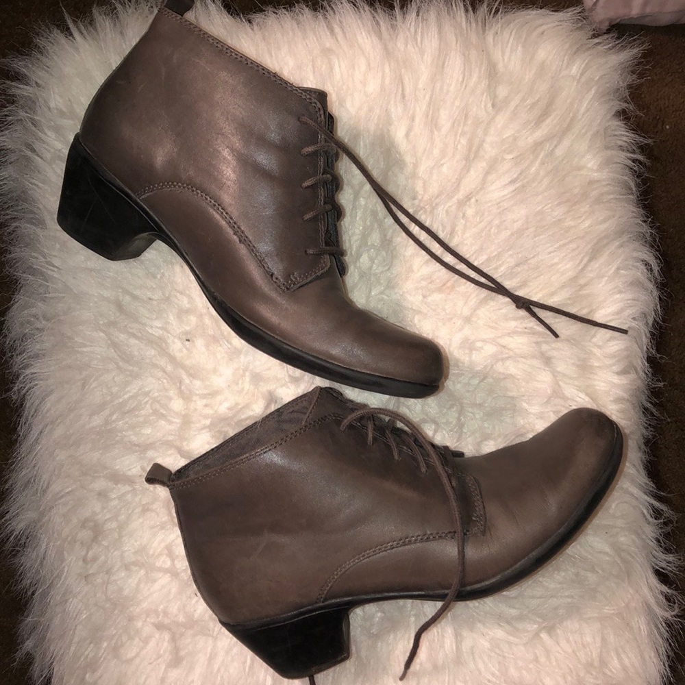 BROWN BOOTIES🦋